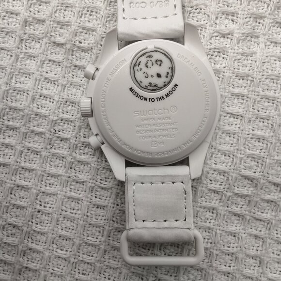 Swatch x Omega co-branded moon phase watch | Snoopy moon landing limited edition - Picture 6 of 9